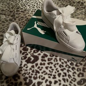 Puma’s tennis shoes white leather with gold